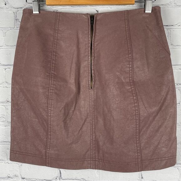 FREE PEOPLE faux leather dusty rose mini skirt, size 6 - Picture 2 of 15